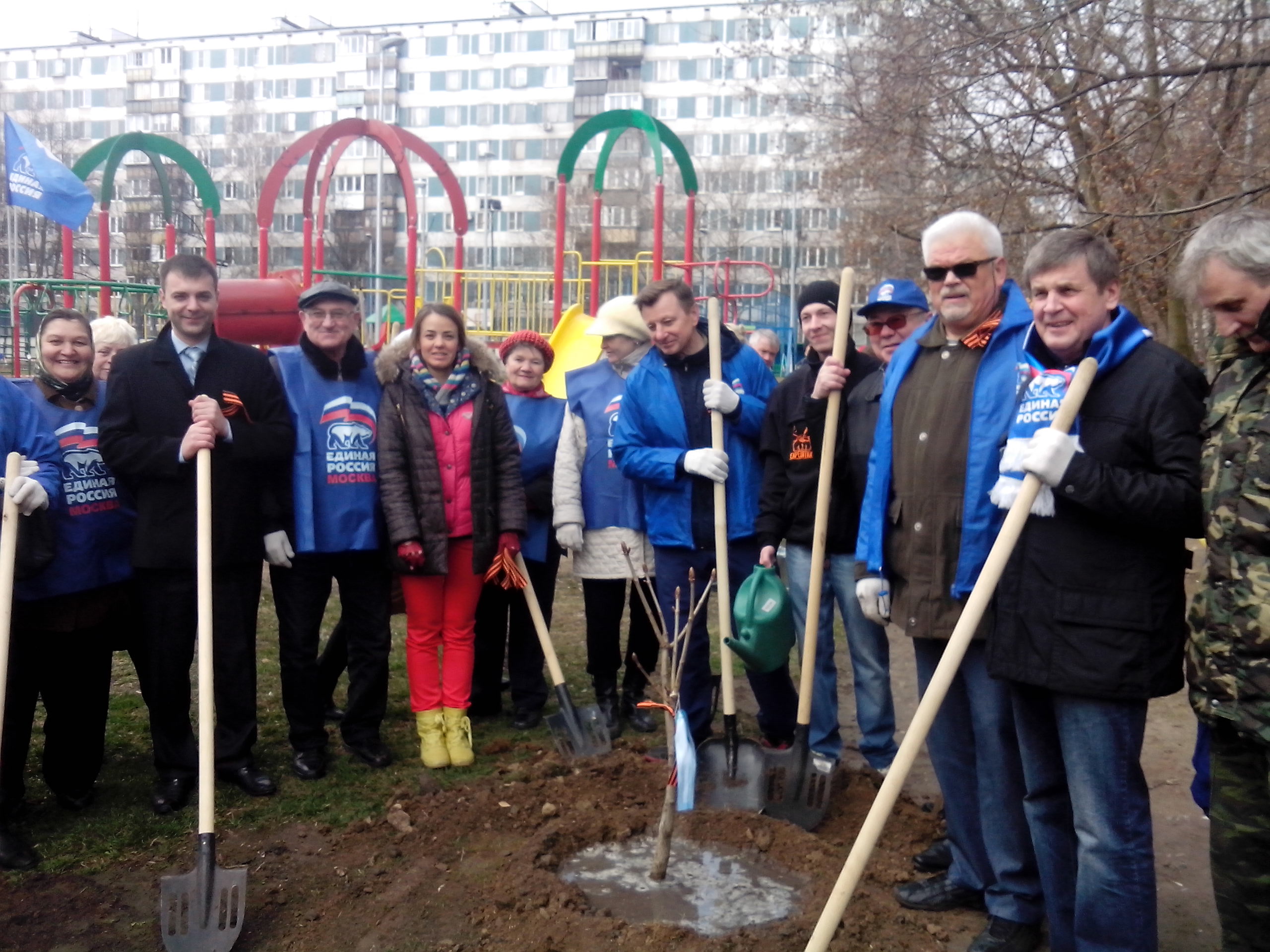 Субботник 25.04.2015 г. Посадка деревьев Лескова, 10