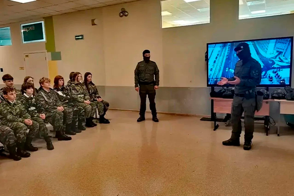 Столичные спецназовцы провели занятие с воспитанниками военно-патриотического клуба 