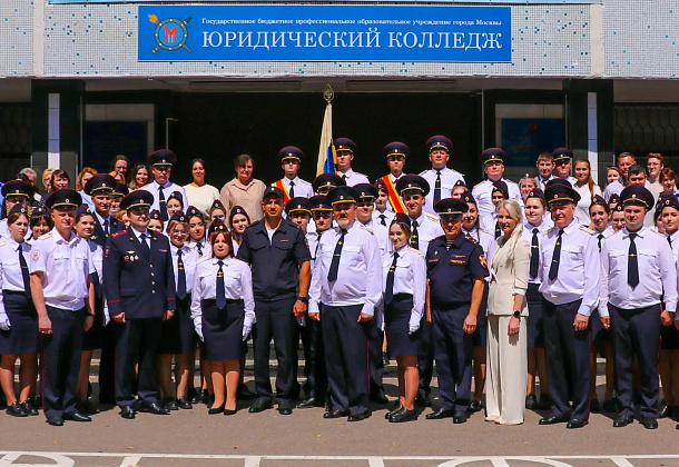 Офицер столичного главка Росгвардии поздравил выпускников подшефного колледжа с окончанием обучения