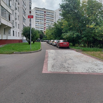 Красно-белые квадраты на асфальте