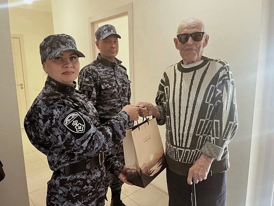 В Москве сотрудники вневедомственной охраны провели субботник у ветерана в преддверии Международного дня пожилого человека 